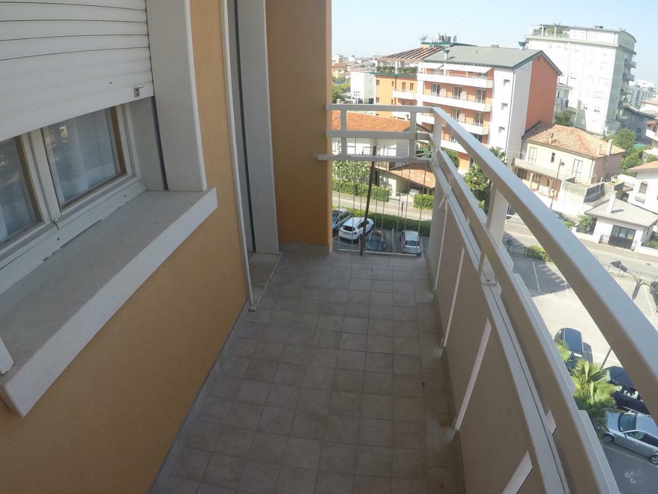 Condominio Commerciale Каорле Екстериор снимка