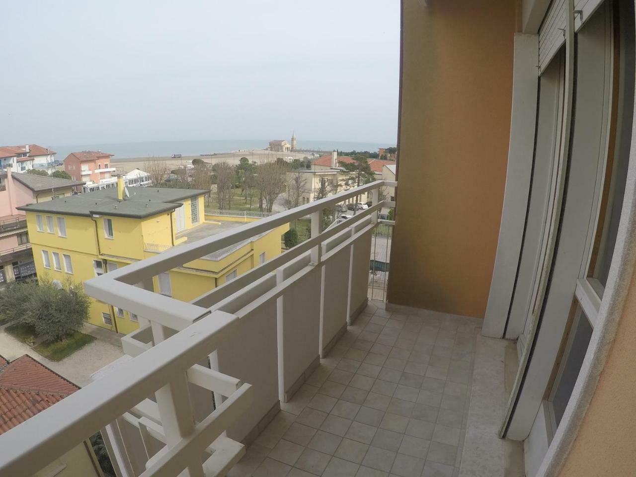 Condominio Commerciale Каорле Екстериор снимка